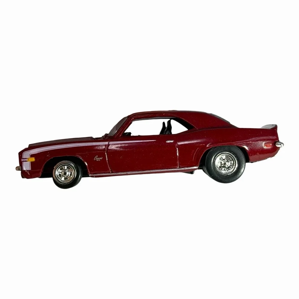 1969 Chevy V-8 Camaro SS 350 Collectible‎ 1/64 Scale Diecast Diorama Model